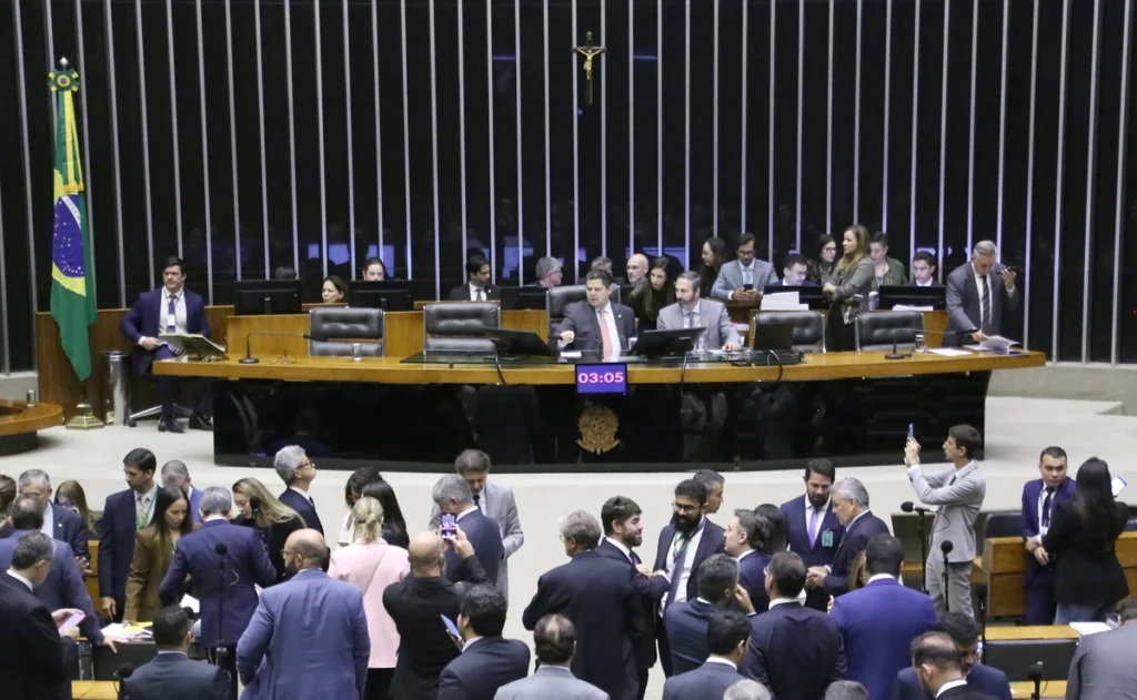 Congresso derruba 56 vetos de Lula sobre licenciamento ambiental uma semana após COP30